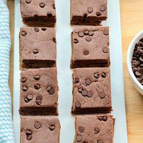 8 Chocolate Peanut Butter Protein Bars on a tray next to a napkin