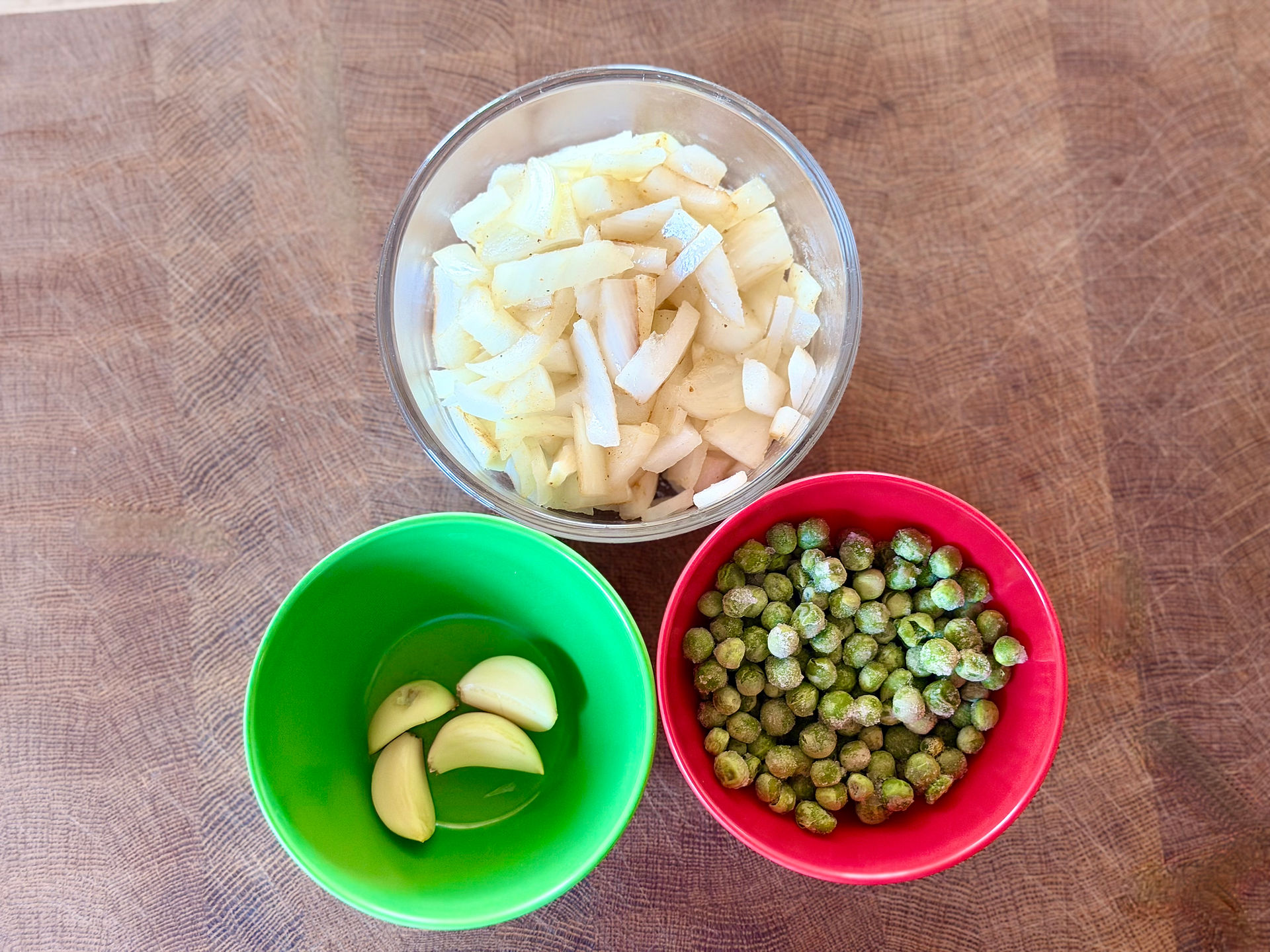 garlic, peas and onions in bowls