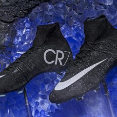 Un par de botas Nike Superfly dentro de un mineral venido desde el espacio.