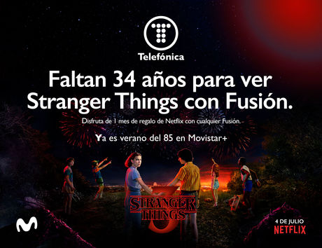 Eleven y Mike, de Stranger Things, se agarran de la mano.