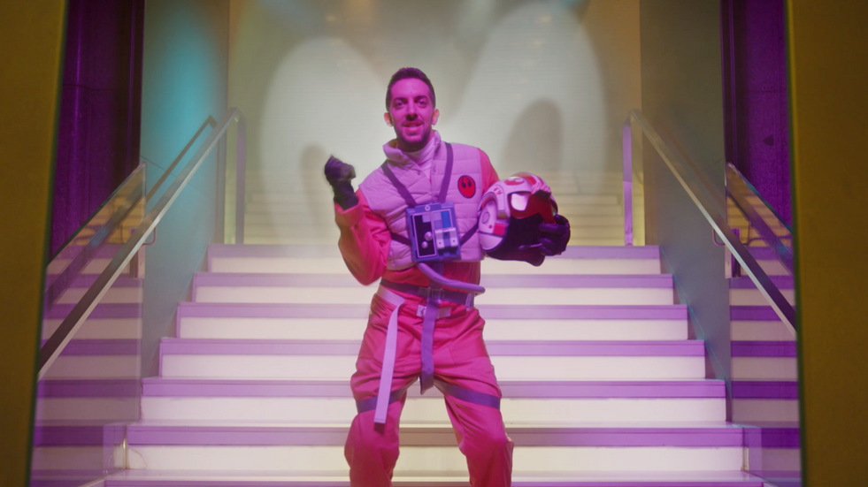 David Broncano caracterizado de piloto de la Resistencia Galáctica esperando al resto de famosos en el hall de la sala de la fiesta