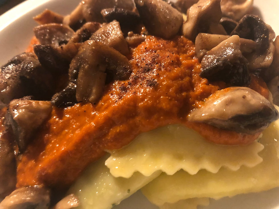 dagelijkse kost ravioli met pompoensaus, paddenstoelen geblust in White Umami Sauce