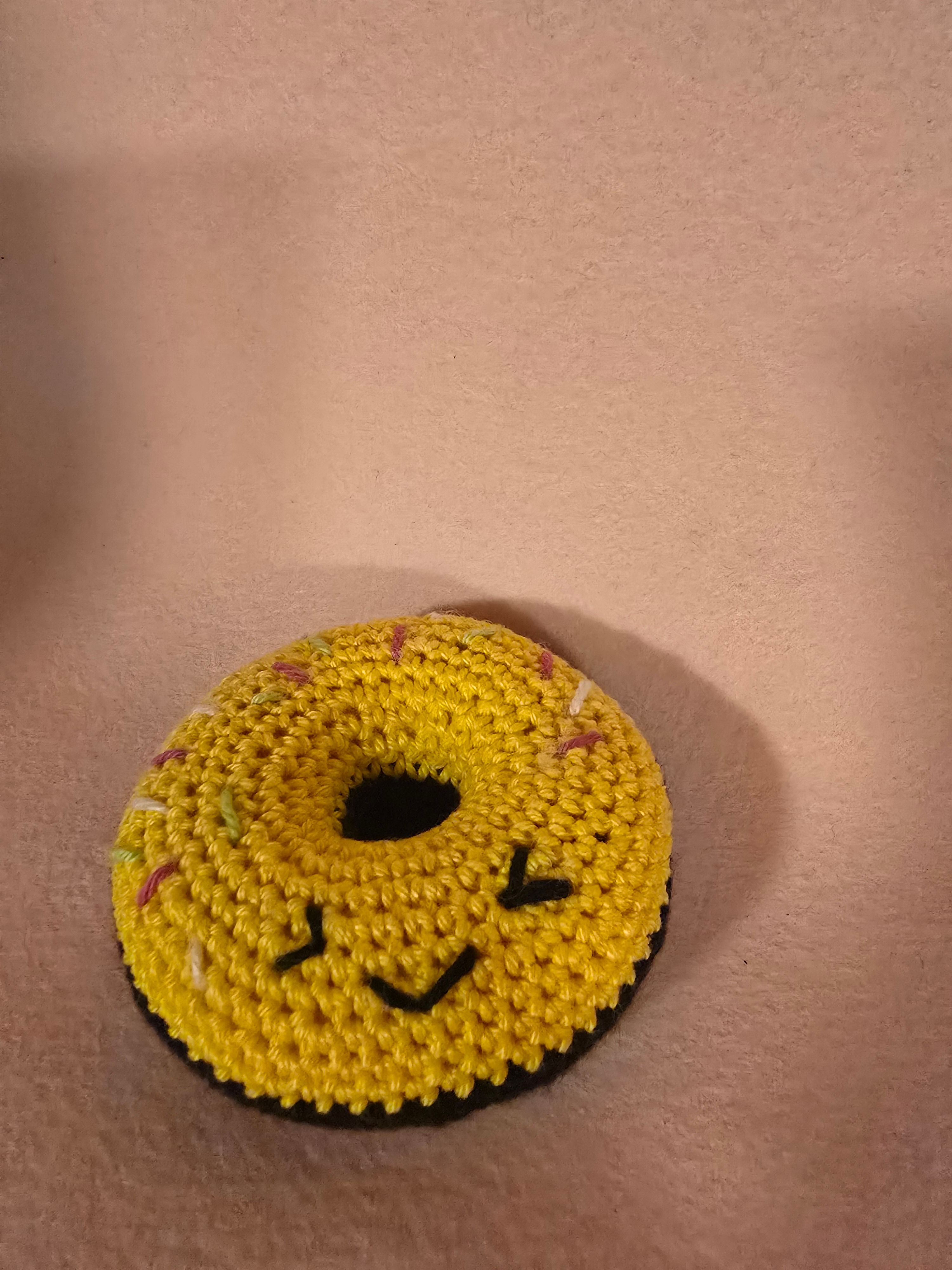 Donut mit integriertem Glöckchen dunkelgelb/schwarz