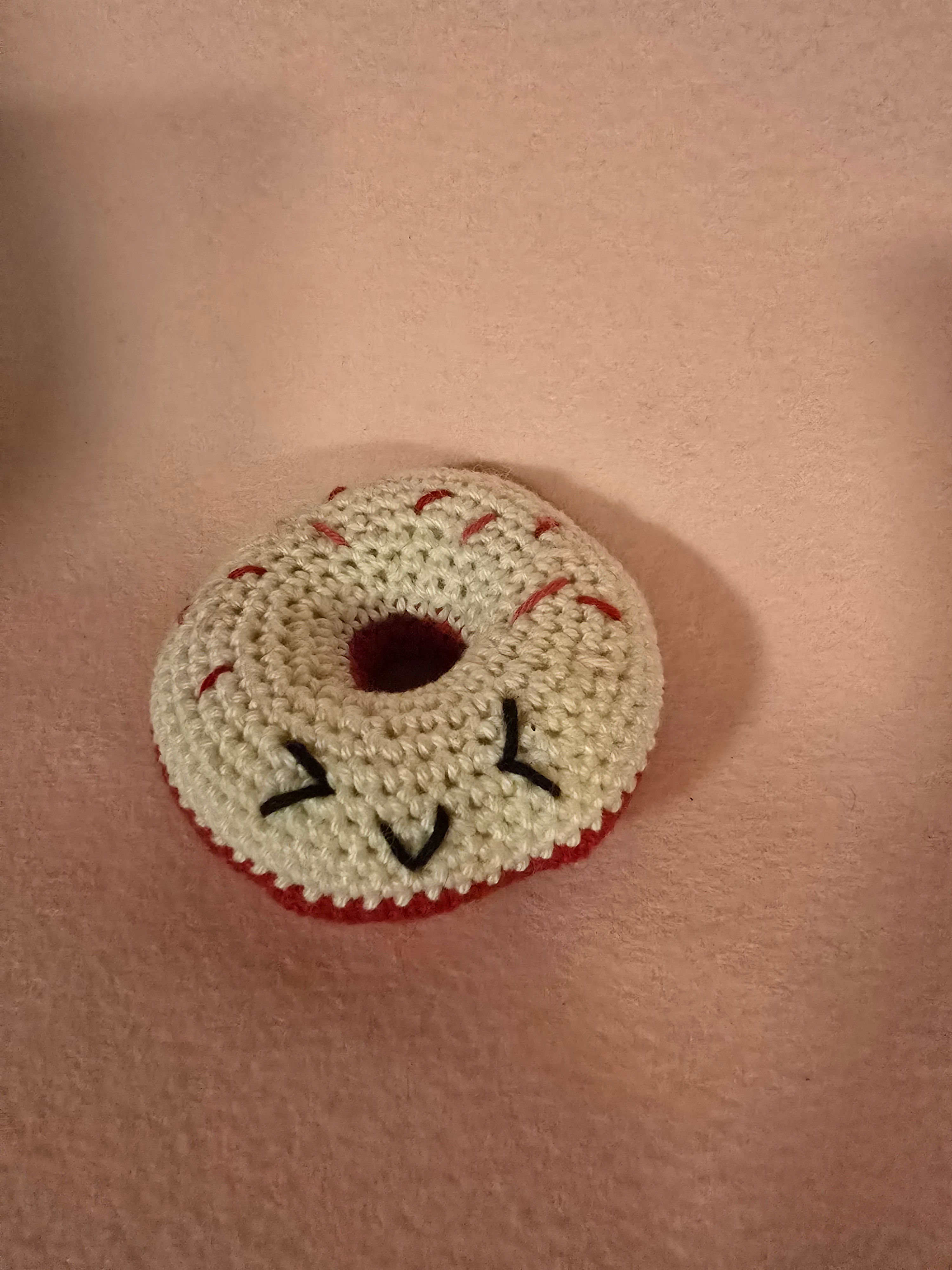 Donut mit integriertem Glöckchen weiss/rot
