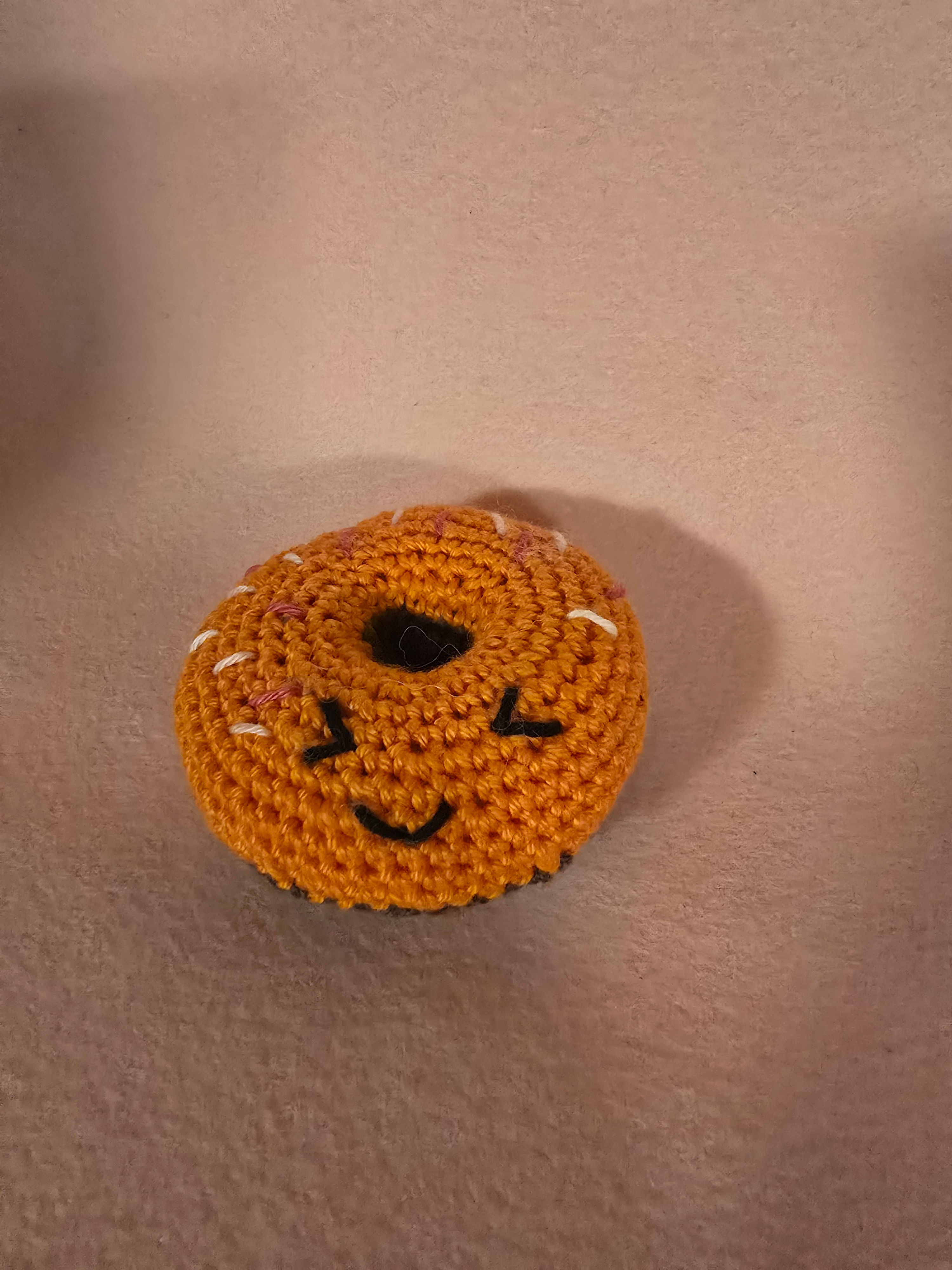 Donut mit integriertem Glöckchen orange/schwarz