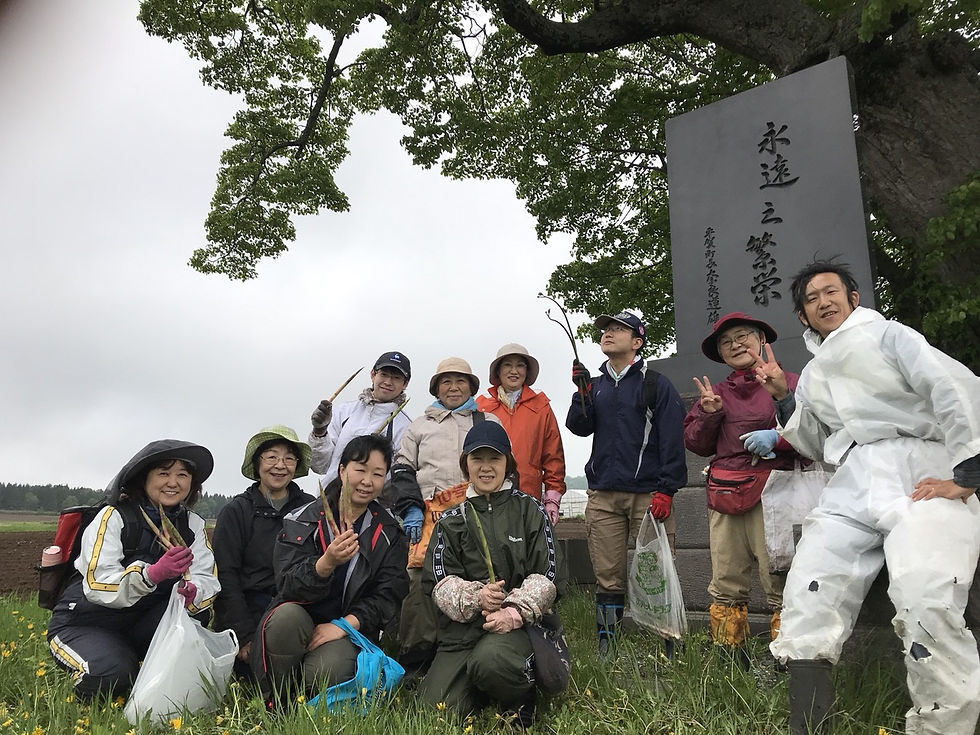 (石碑の前で集合写真)
