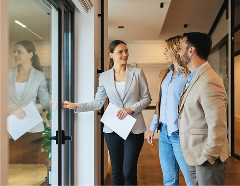 Photo de visite de bien immobilier. Agent immobilier avec 2 locataires