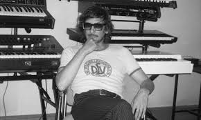 León Larregui lanza nuevo EP de su album PRISMARAMA