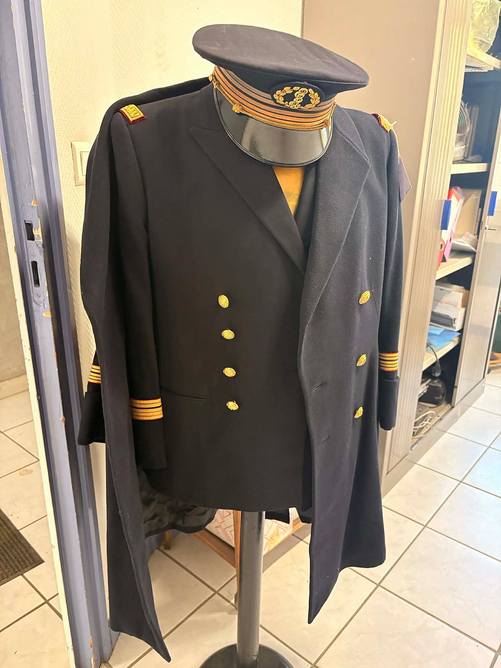 Miniature : Uniforme d’officier de marine (manteau, veste et képi)