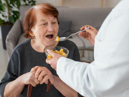 Disfagia: O Guia Seguro para Alimentar Idosos com Dificuldade de Engolir