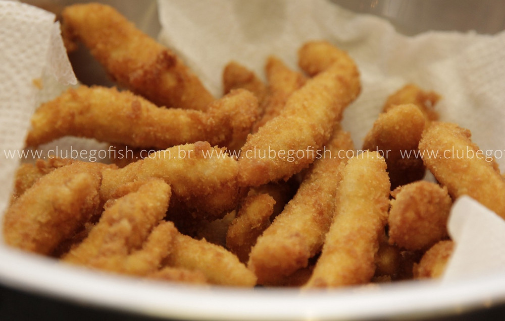 Iscas de filé de tilápia empanadas com farinha panko