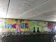un graffeur underground peint sous un pont imagine des couleurs vives