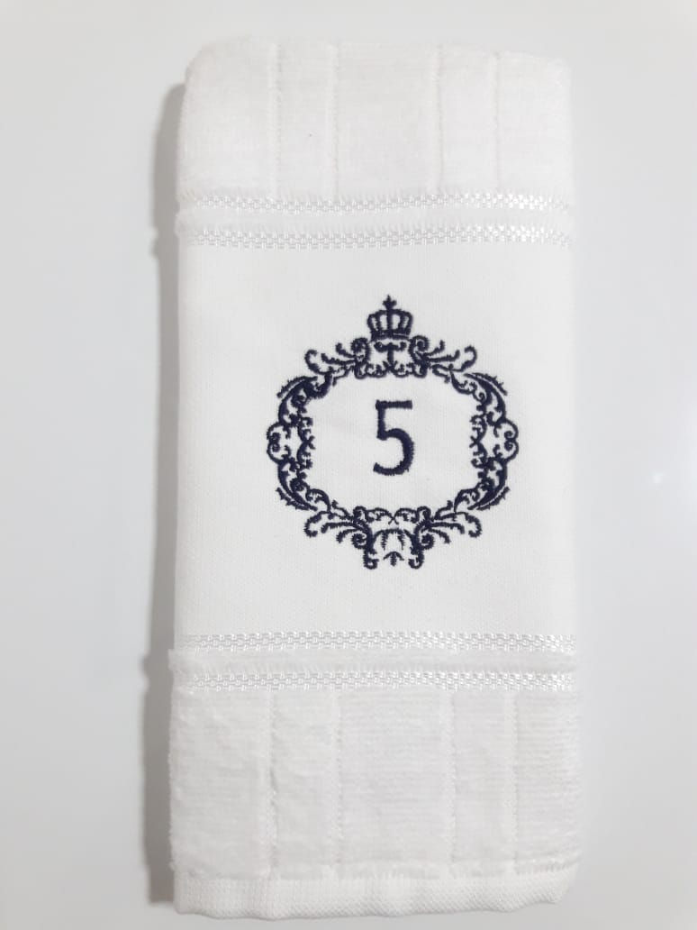 Miniatura: Toalha de rosto bordada e personalizada