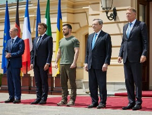Kiev e Irpin recebem Scholz, Macron, Draghi e Iohannis, alta de preços, escassez e desglobalização