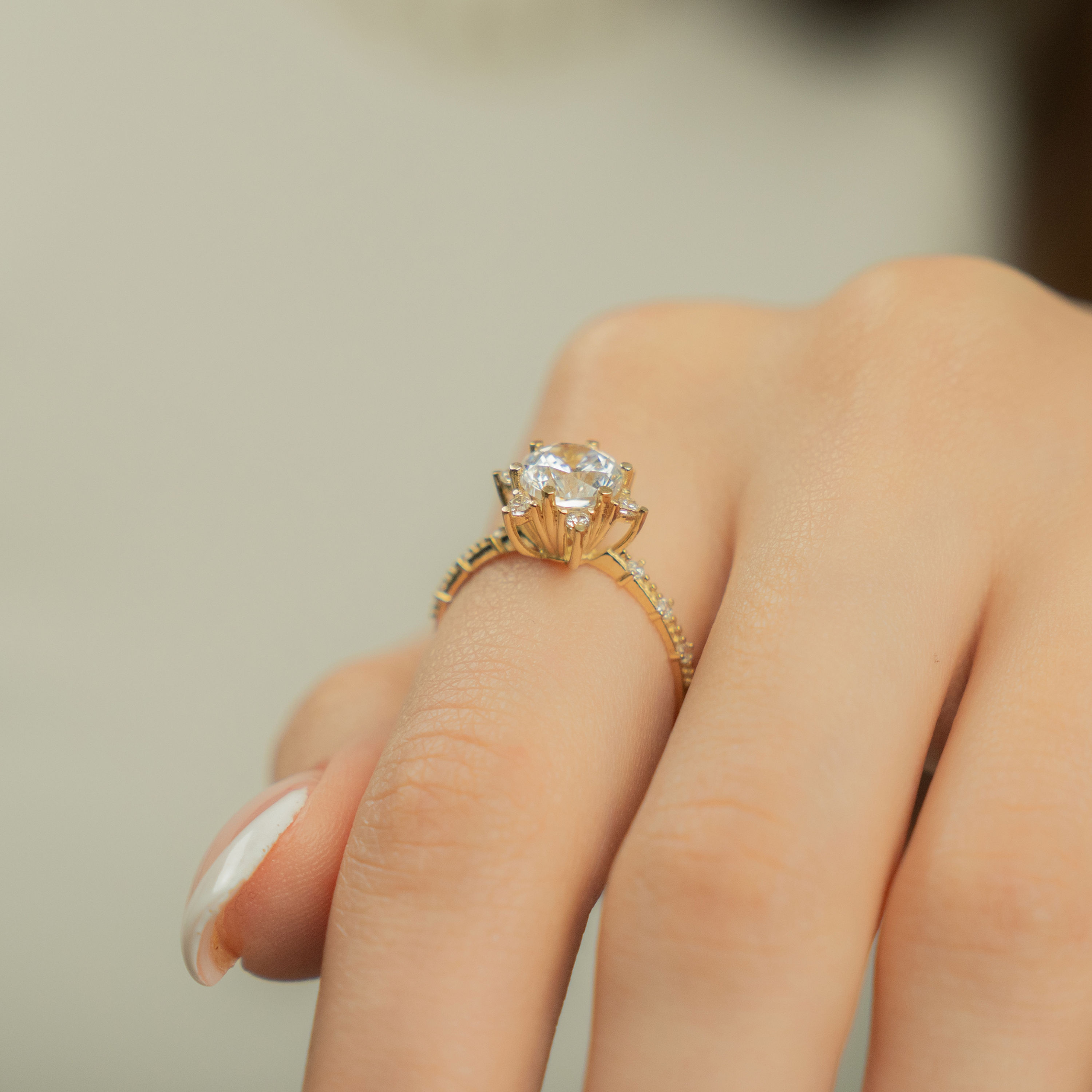 Lotus Çiçeği Taşlı Altın Yüzük