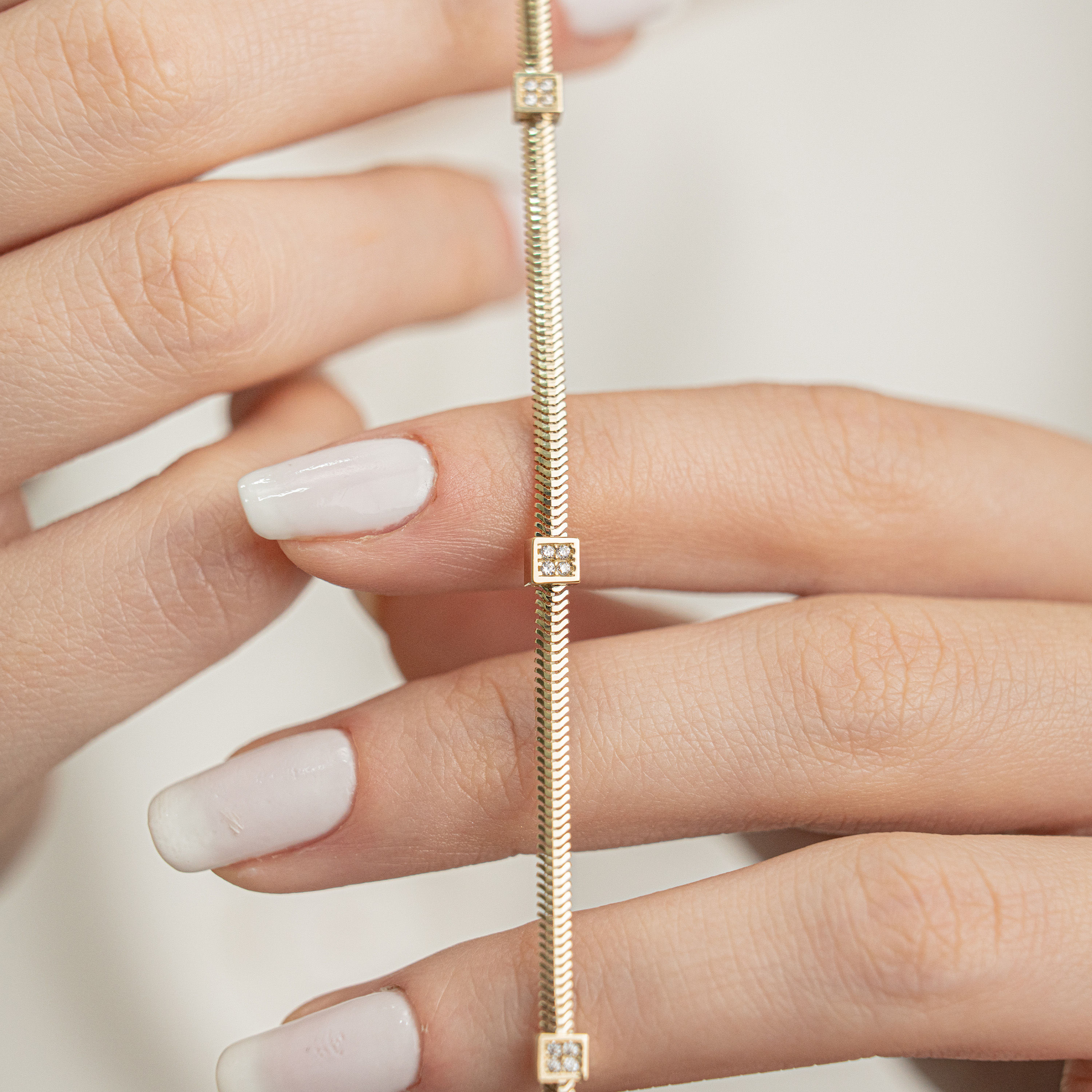 Minimal Taş Detaylı 14 Ayar Altın Yılan Zincir Bileklik