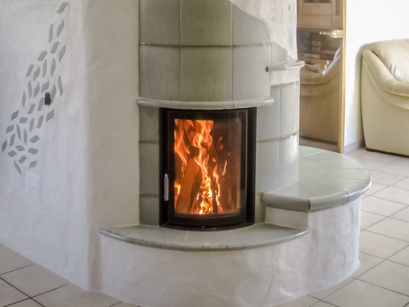 Kaminofen mit Feuer