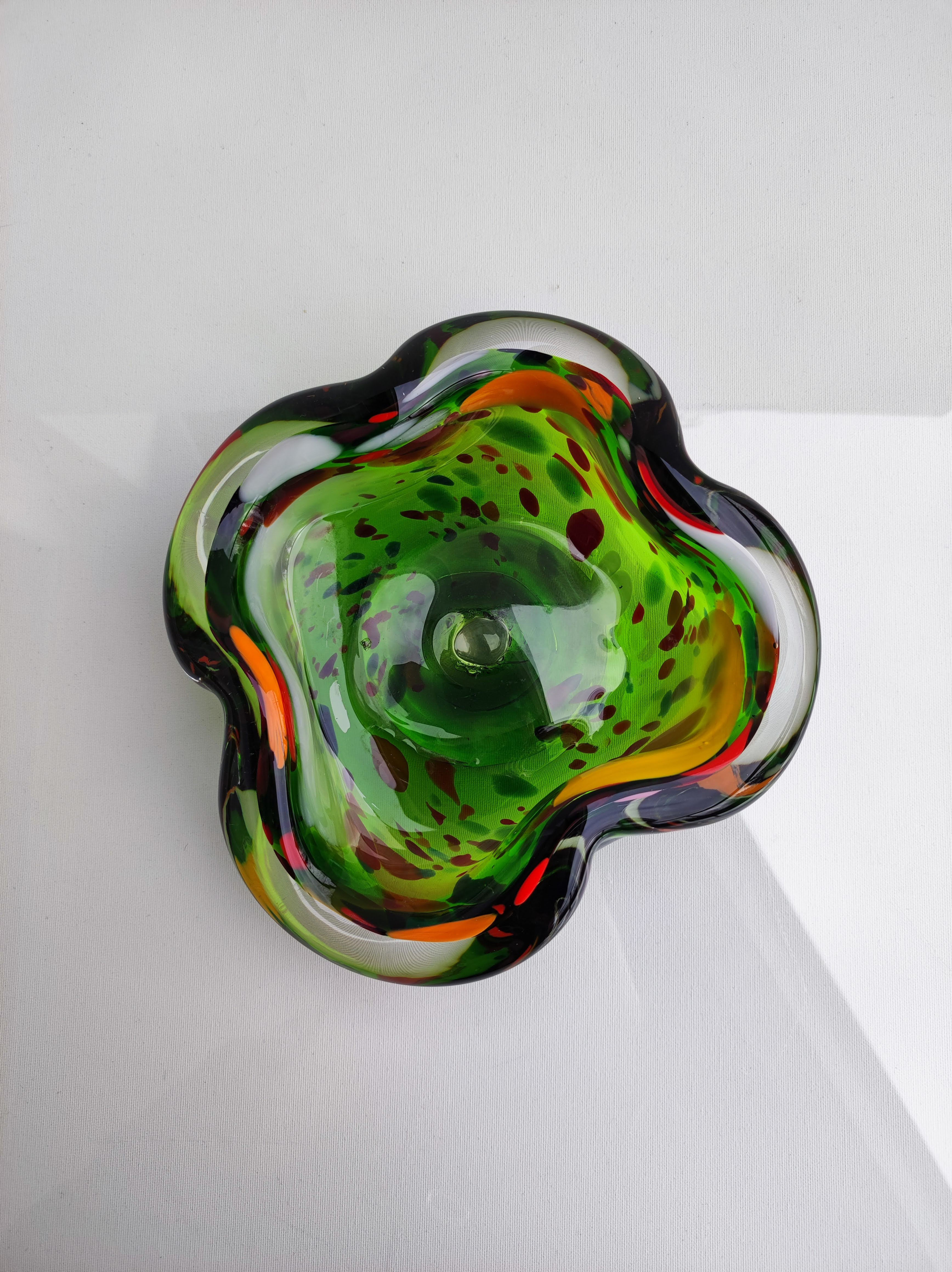 Värikäs lasitaidekulho