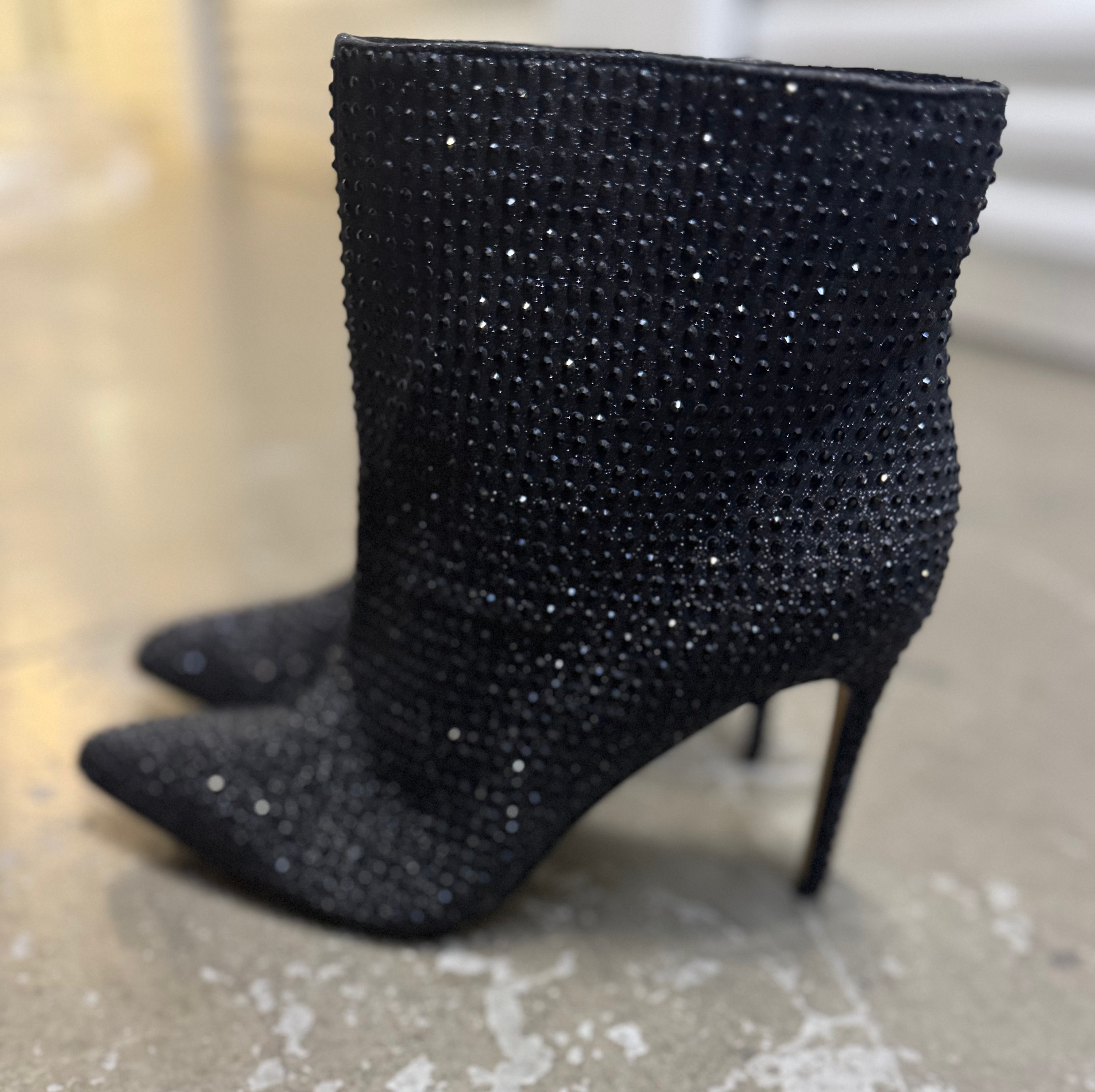 NEW - Size 8.5 - Jewel by Badgley Mischka