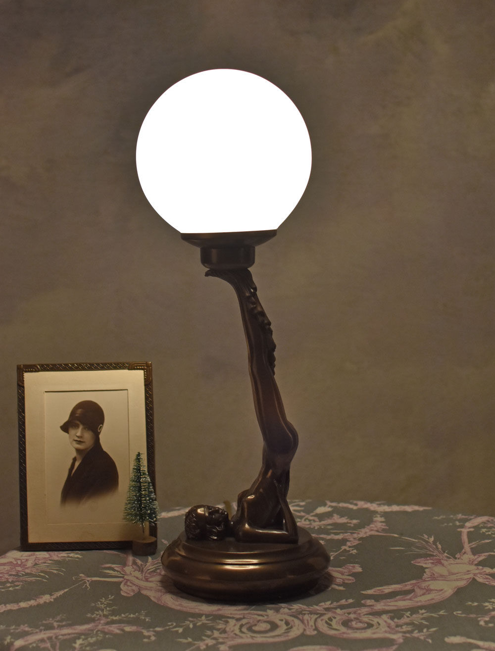 CLASSIC ART DECO STYLE FEMME FATALE TABLE LAMP