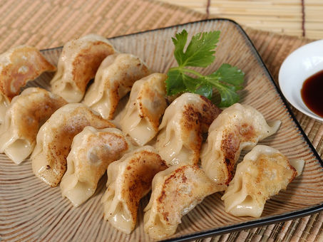 Gyoza - (餃子 gyōza)