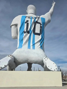 Estátua gigante de Lionel Messi viraliza por detalhe inusitado e divide opiniões nas redes