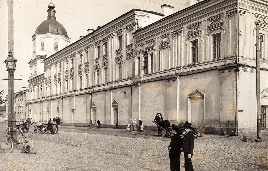 Academy_on_Kontraktova_square_Kyiv.jpg