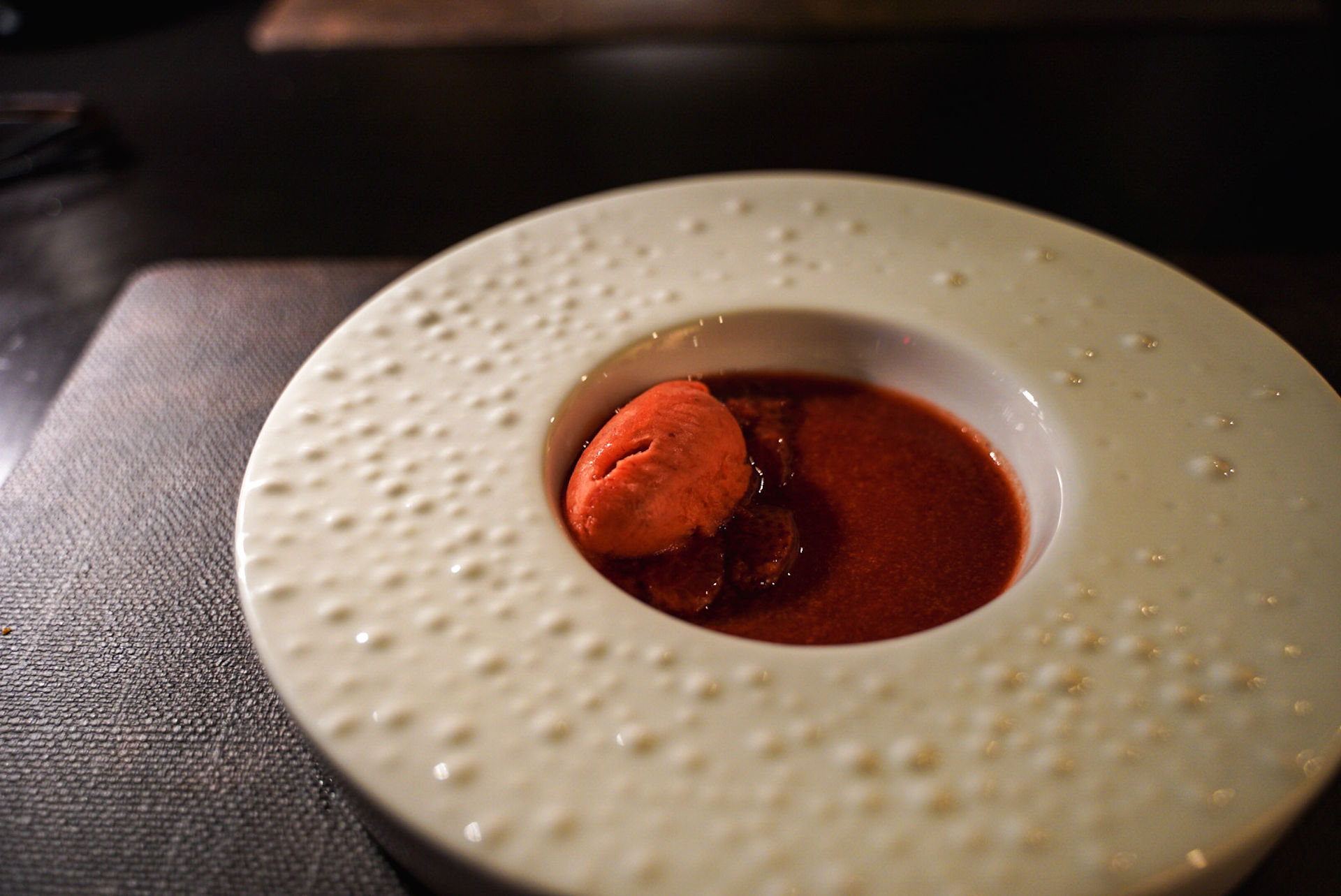 Pré-dessert avec sorbet et coulis de framboises.