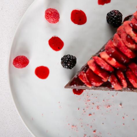 Pastel de chocolate y frutos del bosque