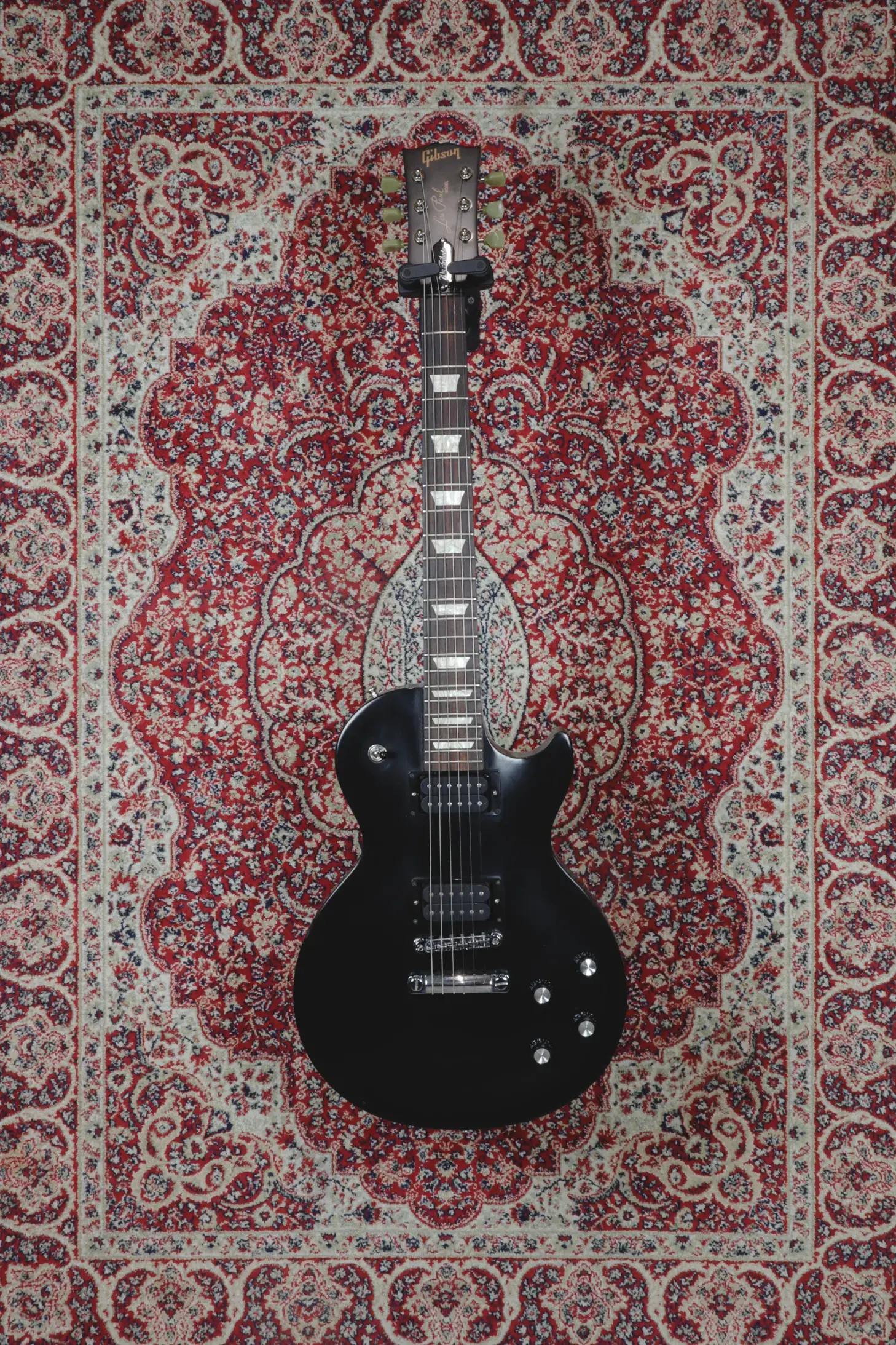 Gibson 70s Tribute Les Paul in Ebony, full front view