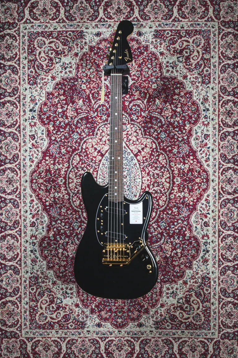 Fender Mustang MIJ Traditional 60s front full body view