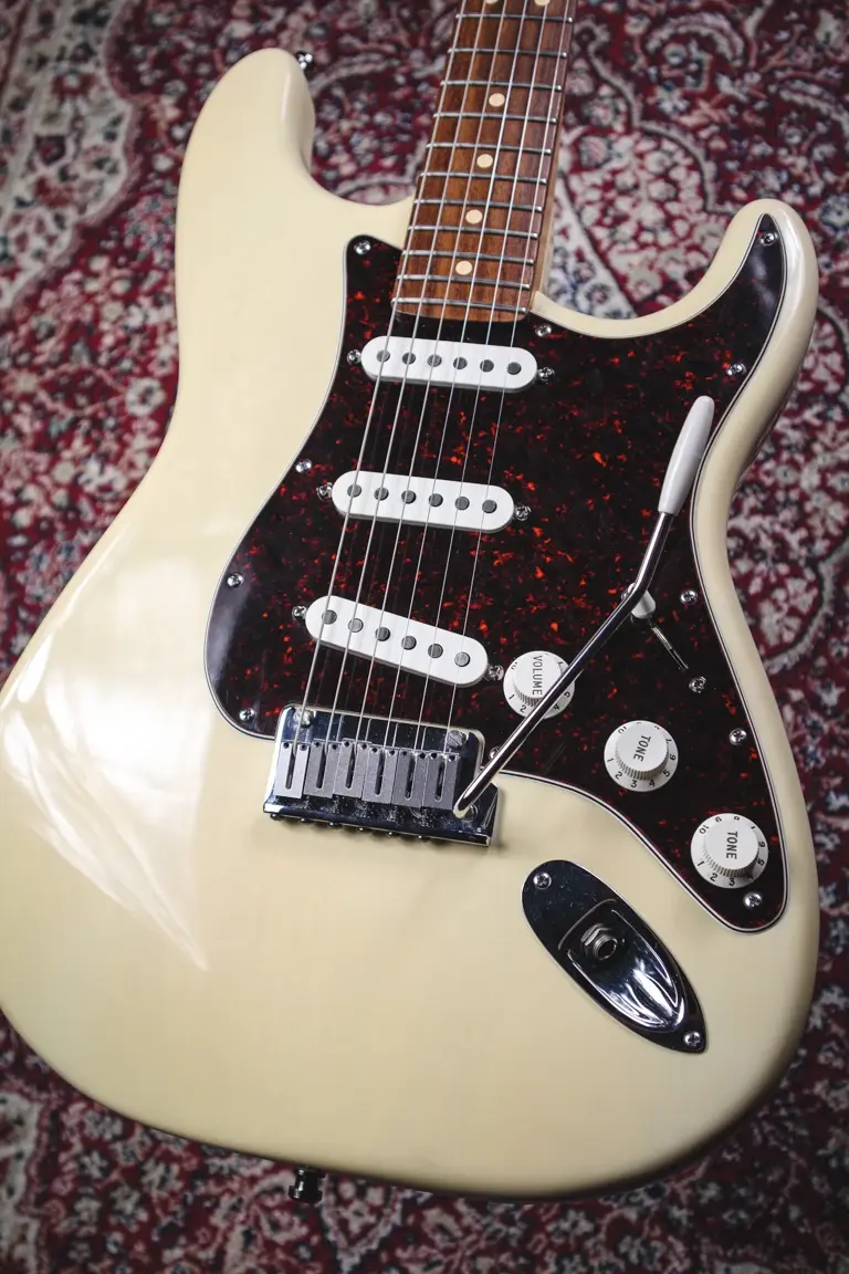 Thumbnail: Angled body view on Fender USA Roadhouse Stratocaster, 2000, White Blonde