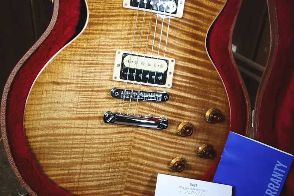 Thumbnail: angled body shot of Gibson Les Paul Standard ’60s – Trans Amber (2018)