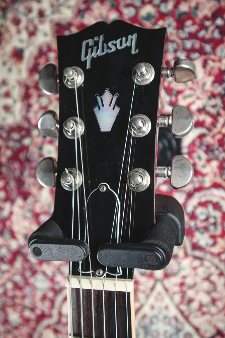 Thumbnail: Gibson ES-335 – Cherry Red, front headstock showing Gibson logo