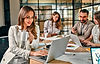 hermosa-mujer-negocios-caucasica-taza-cafe-o-te-trabajando-computadora-portatil-sentada-me