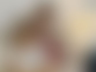 Mère aidant sa fille avec son cahier à la maison après l'école, charge mentale de la rentrée