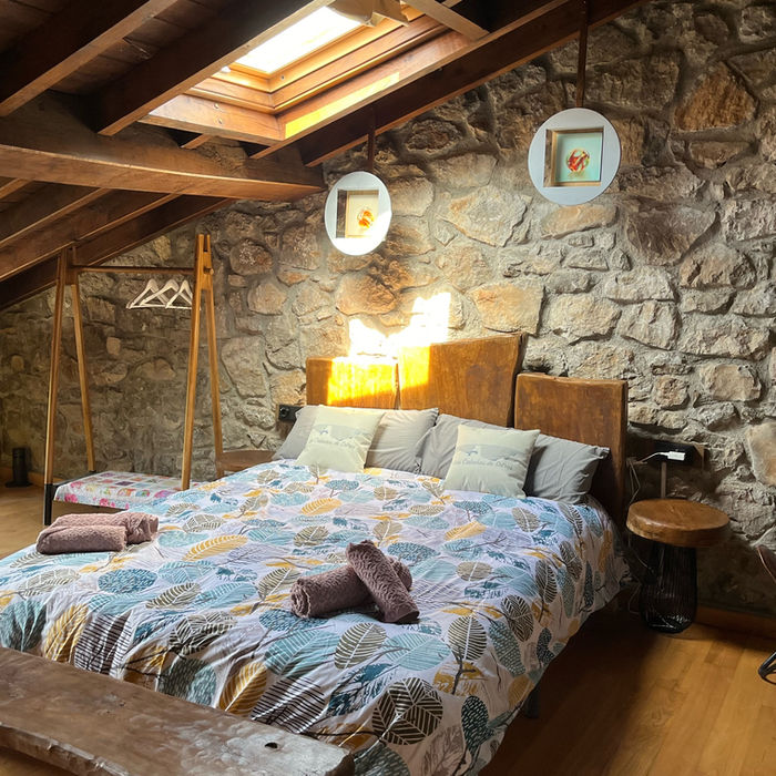 La Cabaña de Ana Juana es un alojamiento verdaderamente único en Sotres, en el corazón de Cabrales, Asturias. Esta cabaña, situada en los impresionantes Picos de Europa, ofrece unas vistas espectaculares al Escamellau, las Moñetas y al Invernal de Las Vegas.
