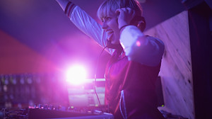 dj-femenina-divirtiendose-mientras-toca-musica-bar.jpg