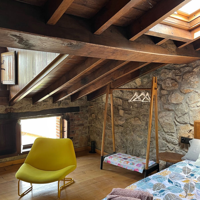 La Cabaña de Ana Juana es un alojamiento verdaderamente único en Sotres, en el corazón de Cabrales, Asturias. Esta cabaña, situada en los impresionantes Picos de Europa, ofrece unas vistas espectaculares al Escamellau, las Moñetas y al Invernal de Las Vegas.
