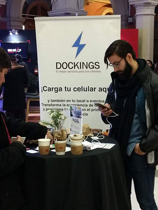 Un joven cargando el celulr