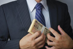 不良社員が横領した場合の対処法を解説!