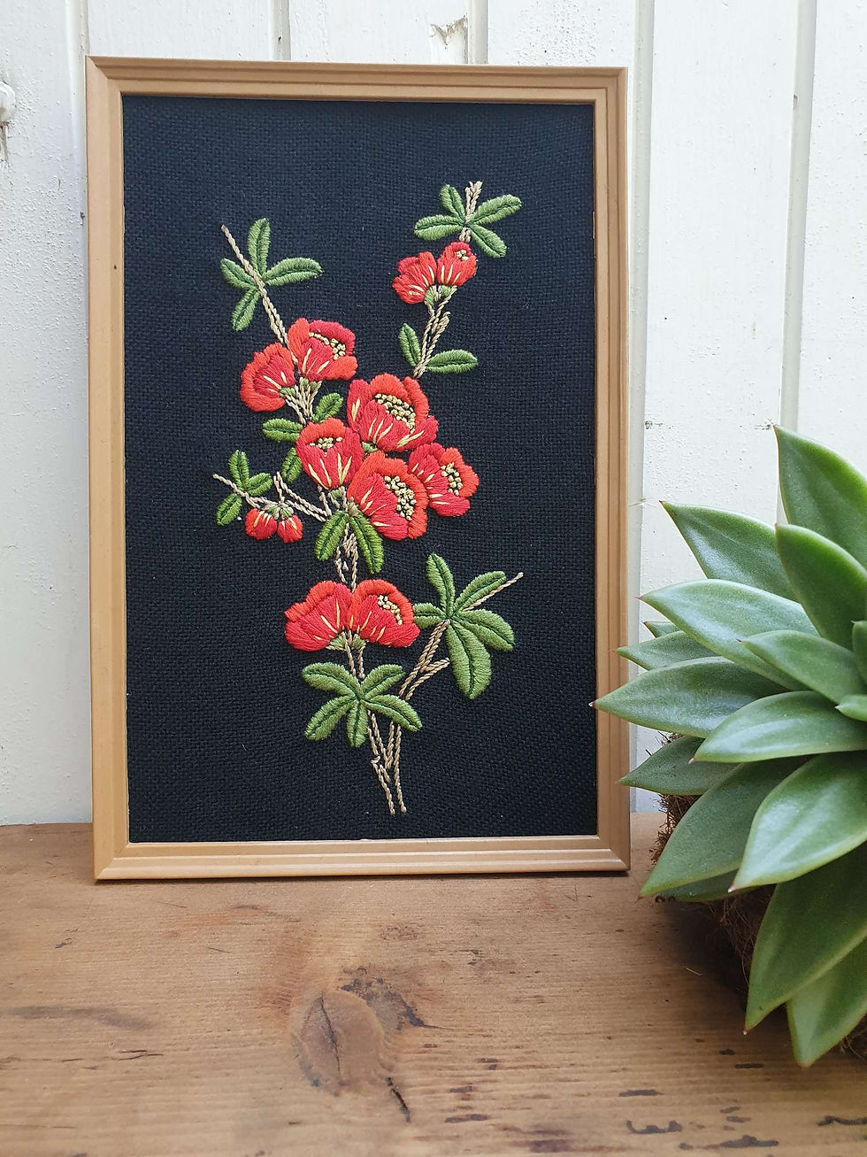 Fleurs brodées encadrées