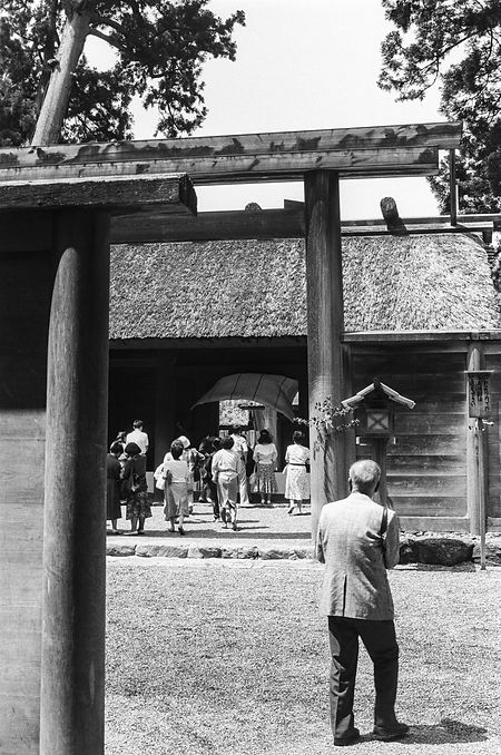 1993年伊勢神宮外宮正宮門前 - 布簾隨風飄揚一刻(關嘉匯攝).jpg