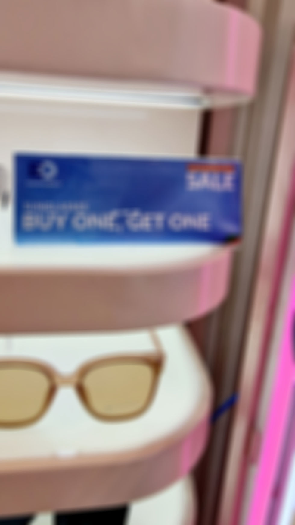 A blurry photo in the optician's shop is intended to illustrate how the woman sees without glasses.