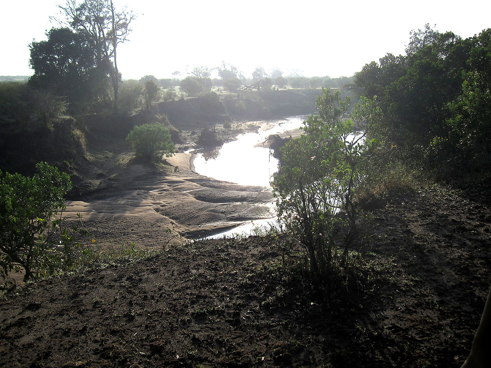 Trostlos schlängelt sich der schmale Fluss durch eine farblose Landschaft.