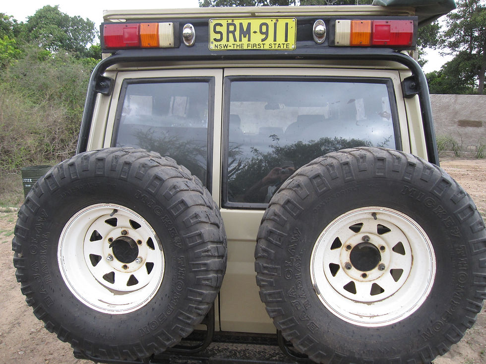 Unser Geländewagen von Hinten mit seinen zwei Reservereifen.