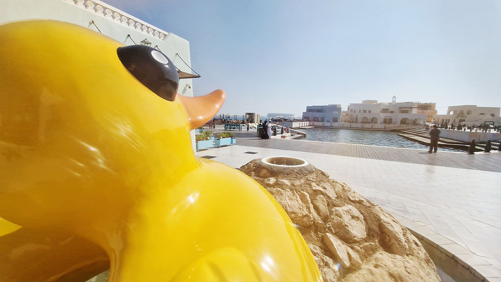 Auf dem Bild ist die Sculpture einer überdimensionierten gelben Spielzeugente zu sehen. 