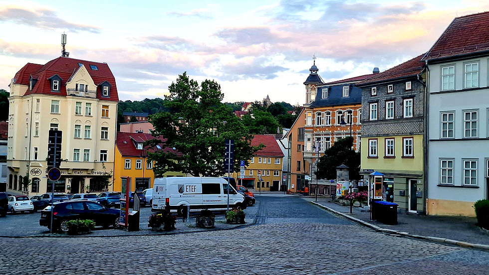 Die Altstadt ist mit Pflastersteinen verschönert.
