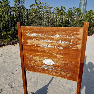 Ein bronzefarbenes Schild weist darauf hin, dass es sich hier um einen Privatstrand des Hotels handelt. 