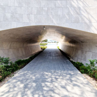Futuristischer Durchgang vom Memorial zur Straße.